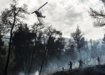 Ελικόπτερο και πυροσβέστες στη μάχη με τις φλόγες στην περιοχή της Σταμάτας (φωτ.: EUROKINISSI/Μιχάλης Καραγιάννης)