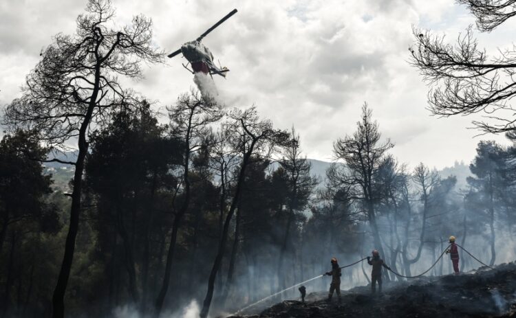 Ελικόπτερο και πυροσβέστες στη μάχη με τις φλόγες στην περιοχή της Σταμάτας (φωτ.: EUROKINISSI/Μιχάλης Καραγιάννης)