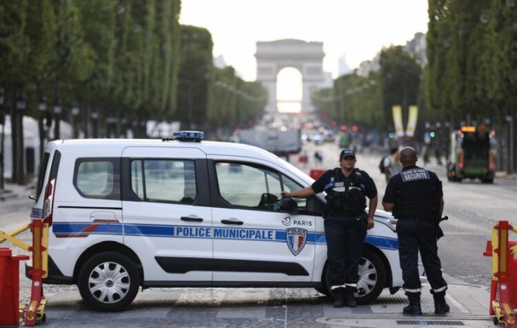 Αστυνομικοί στέκονται φρουρά κοντά στην Αψίδα του Θριάμβου, στο Παρίσι (φωτ.: EPA/Mohammed Badra)
