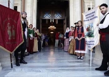 Μέλη προσφυγικών σωματείων στον Καθεδρικό Ναό Αθηνών (φωτ.: EUROKINISSI / Γιάννης Παναγόπουλος)