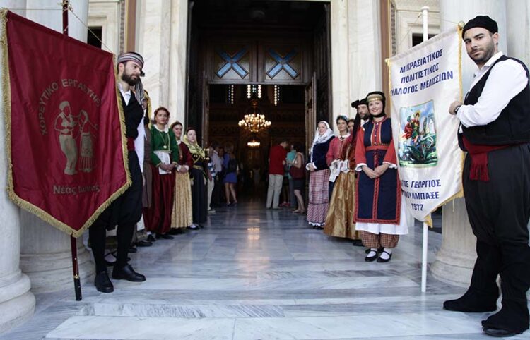 Μέλη προσφυγικών σωματείων στον Καθεδρικό Ναό Αθηνών (φωτ.: EUROKINISSI / Γιάννης Παναγόπουλος)