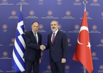 Από αριστερά, ο Γιώργος Γεραπετρίτης και ο Χακάν Φιντάν μετά τη συνάντησή τους στην Άγκυρα (φωτ.: ΑΠΕ-ΜΠΕ/Υπουργείο Εξωτερικών της Τουρκίας/Πρακτορείο Anadolu/Mustafa Aygun)