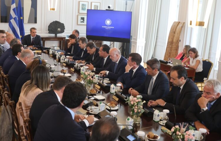 Στιγμιότυπο από τη συνεδρίαση του υπουργικού συμβουλίου (φωτ.: EUROKINISSI/Γιώργος Κονταρίνης)