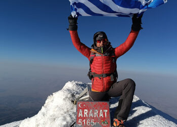 Ο Γιώργος Καισαρίδης στην υψηλότερη κορυφή του Αραράτ (φωτ.: Facebook / Γιώργος Καισαρίδης)