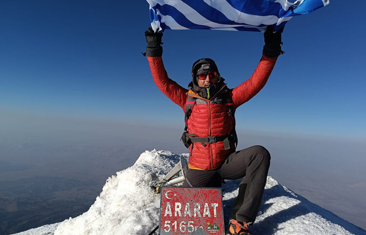 Ο Γιώργος Καισαρίδης στην υψηλότερη κορυφή του Αραράτ (φωτ.: Facebook / Γιώργος Καισαρίδης)