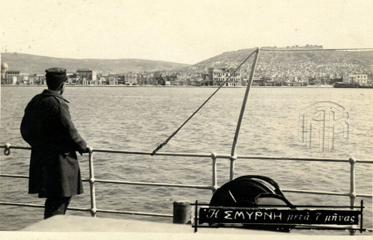 Η Σμύρνη 7 μήνες μετά τη Μικρασιατική Καταστροφή, στα τέλη Μαρτίου - αρχές Απριλίου 1923. Η λήψη της φωτογραφίας, στην οποία απεικονίζονται τα κατεστραμμένα από τη φωτιά κτήρια, έγινε από ελληνικό πλοίο που μετέβη στη Σμύρνη για την παραλαβή Ελλήνων αιχμαλώτων πολέμου (πηγή: Γενικά Αρχεία του Κράτους - Κεντρική Υπηρεσία)