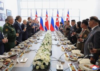 Στιγμιότυπο από επίσημο γεύμα μεταξύ ηγετών και αξιωματούχων της Ρωσίας και της Βόρειας Κορέας (φωτ.: EPA/Πρακτορείο Τύπου Βόρειας Κορέας)