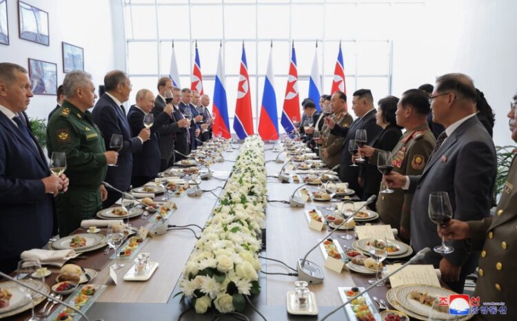 Στιγμιότυπο από επίσημο γεύμα μεταξύ ηγετών και αξιωματούχων της Ρωσίας και της Βόρειας Κορέας (φωτ.: EPA/Πρακτορείο Τύπου Βόρειας Κορέας)