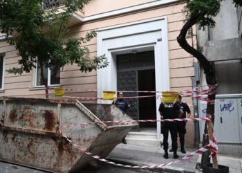 Το κτήριο στο Κολωνάκι όπου βρέθηκε ο οπλισμός (φωτ.: EUROKINISSI/Τατιάνα Μπόλαρη)