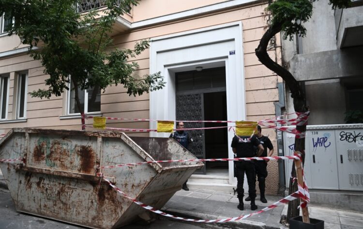 Το κτήριο στο Κολωνάκι όπου βρέθηκε ο οπλισμός (φωτ.: EUROKINISSI/Τατιάνα Μπόλαρη)