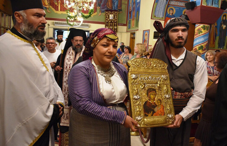 Το αντίγραφο της εικόνας της Παναγίας Σουμελά μεταφέρεται στο ναό Αγίου Κοσμά του Αιτωλού στην Κομοτηνή (φωτ.: Flickr / Ι.Μ. Μαρωνείας ΙΜΜ)