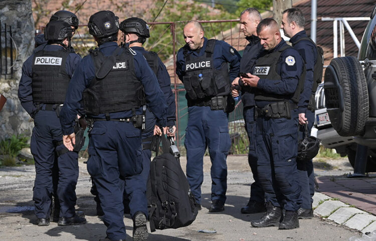 Κοσοβάροι αστυνομικοί (φωτ.: EPA / Georgi Licovski)