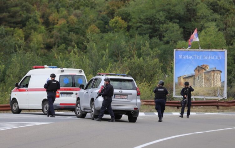 Κοσοβάροι αστυνομικοί φρουρούν σημείο κοντά στο χωριό Μπανίσκα, μετά την επίθεση που δέχθηκαν, με αποτέλεσμα να πέσει νεκρός ένας συνάδελφός τους (φωτ.: EPA/STR)