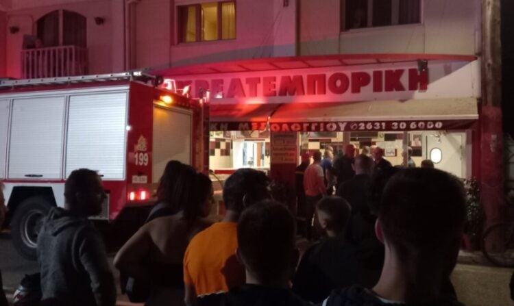 Στελέχη της Πυροσβεστικής έσπευσαν για να απεγκλωβίσουν τη σορό της άτυχης γυναίκας (φωτ.: messolonghinews.gr)