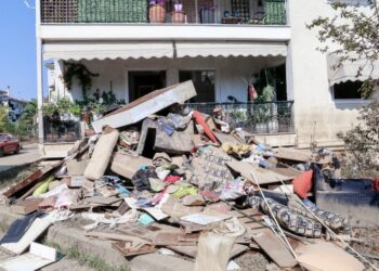 Κατεστραμμένα έπιπλα και υπάρχοντα έξω από σπίτι στη Γιάννουλη της Λάρισας (φωτ.: EUROKINISSI/Λεωνίδας Τζέκας)