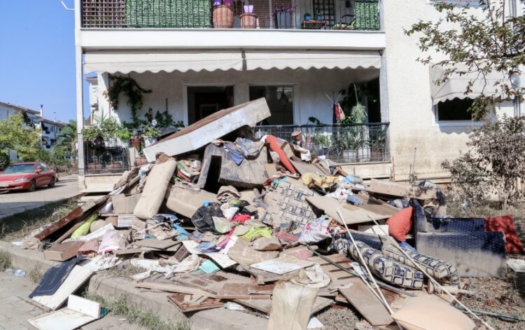 Κατεστραμμένα έπιπλα και υπάρχοντα έξω από σπίτι στη Γιάννουλη της Λάρισας (φωτ.: EUROKINISSI/Λεωνίδας Τζέκας)
