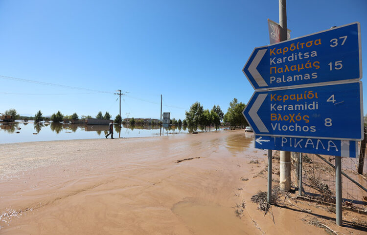 Η μάχη με το νερό και τη λάσπη συνεχίζεται στη Θεσσαλία (φωτ.: EUROKINISSI / Γιώργος Κονταρίνης)