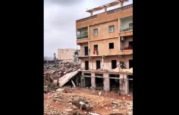 Χαρακτηριστικό στιγμιότυπο από τις καταστροφές που άφησε πίσω της η κακοκαιρία «Daniel» στην πόλη Ντέρνα (φωτ.: Χ)