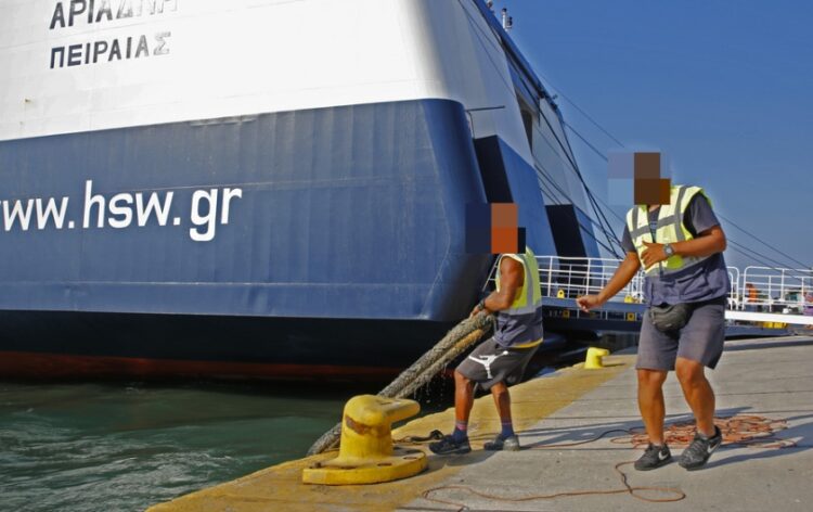 Ναυτεργάτες 	δένουν τους κάβους πλοίου που επιστρέφει από τα νησιά του Αιγαίου, στο λιμάνι του Πειραιά (φωτ. αρχείου: ΑΠΕ-ΜΠΕ/Αλέξανδρος Βλάχος)