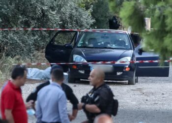 Στο βάθος διακρίνεται το αυτοκίνητο όπου πυροβολήθηκαν τα έξι θύματα (φωτ.: EUROKINISSI/Θανάσης Δημόπουλος)