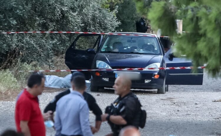 Στο βάθος διακρίνεται το αυτοκίνητο όπου πυροβολήθηκαν τα έξι θύματα (φωτ.: EUROKINISSI/Θανάσης Δημόπουλος)