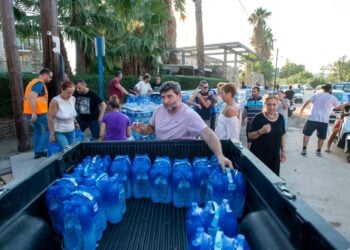 Εθελοντές μοιράζουν εμφιαλωμένα νερά σε κατοίκους της Αγριάς και των Λεχωνίων, έξω από τον Βόλο (φωτ.: EUROKINISSI/Βασίλης Οικονόμου)