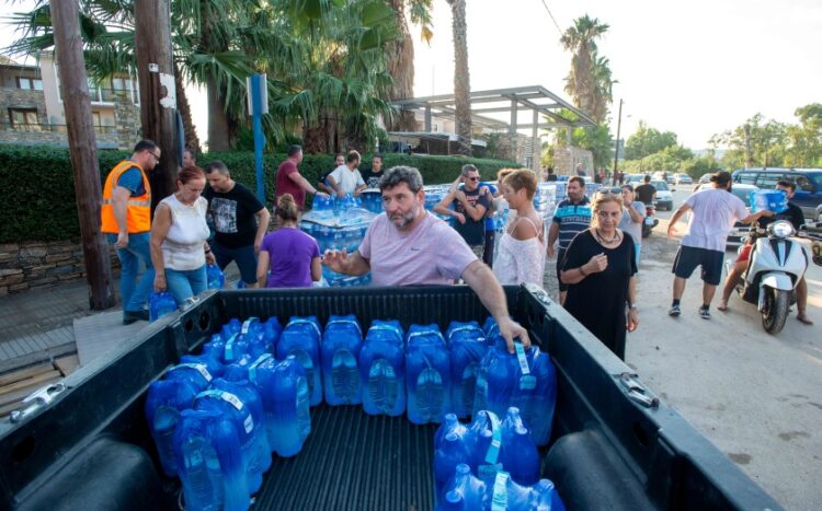 Εθελοντές μοιράζουν εμφιαλωμένα νερά σε κατοίκους της Αγριάς και των Λεχωνίων, έξω από τον Βόλο (φωτ.: EUROKINISSI/Βασίλης Οικονόμου)