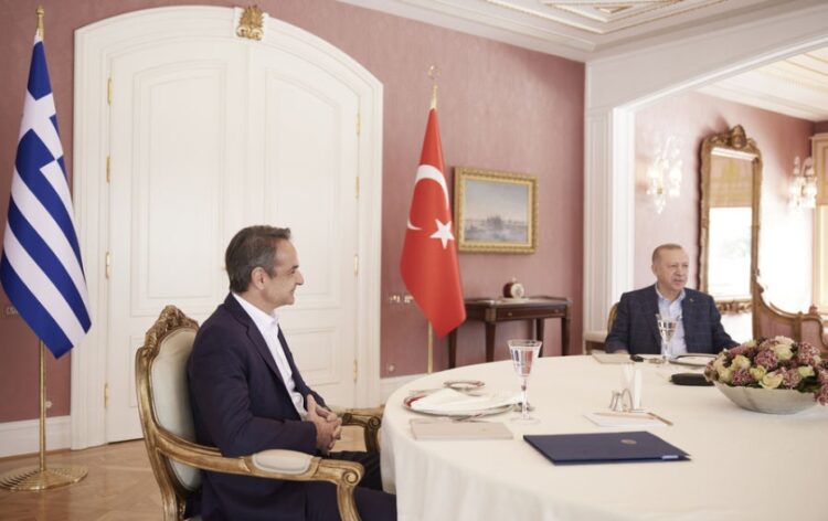 Ο πρωθυπουργός Κυριάκος Μητσοτάκης (αριστερά) συνομιλεί με τον Τούρκο Πρόεδρο Ρετζέπ Ταγίπ Ερντογάν κατά τη διάρκεια γεύματος στην Κωνσταντινούπολη (φωτ.: ΑΠΕ-ΜΠΕ/Γραφείο Τύπου Πρωθυπουργού/Δημήτρης Παπαμήτσος)