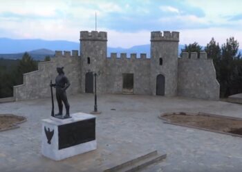 Το μνημείο του Πόντιου Ακρίτα στη Χαραυγή Κοζάνης (φωτ.: YouTube/AirVideosPro)