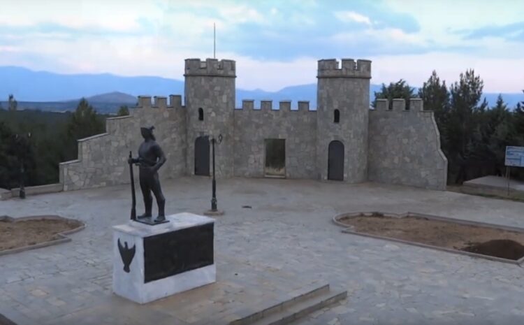 Το μνημείο του Πόντιου Ακρίτα στη Χαραυγή Κοζάνης (φωτ.: YouTube/AirVideosPro)