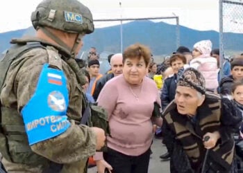 Ρώσοι στρατιώτες βοηθούν αμάχους να εγκαταλείψουν το Ναγκόρνο Καραμπάχ (φωτ.: Υπουργείο Άμυνας Ρωσίας)
