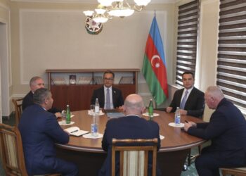 Ο Νταβίτ Μελκουμιάν (κέντρο, με πλάτη στην κάμερα) και ο Αρέγκ Αβαγκιάν (αριστερά, μπροστά), βουλευτές της Εθνοσυνέλευσης του Αρτσάχ, κατά τη διάρκεια συνομιλιών με αξιωματούχους του Αζερμπαϊτζάν με επικεφαλής τον Ραμίν Μαμεντόφ (κέντρο, πίσω), υπεύθυνο για τις επαφές με τους Αρμένιους κατοίκους του θύλακα (φωτ.: EPA/Roman Ismayilov)
