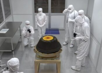 Επιστήμονες μελετούν την κάψουλα με το δείγμα από τον αστεροειδή Bennu μόλις έχει φτάσει στις εγκαταστάσεις της NASA (φωτ.: Χ/NASA)