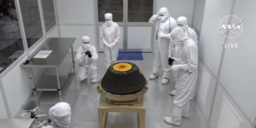 Επιστήμονες μελετούν την κάψουλα με το δείγμα από τον αστεροειδή Bennu μόλις έχει φτάσει στις εγκαταστάσεις της NASA (φωτ.: Χ/NASA)
