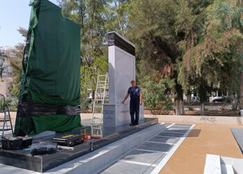 Ο γλύπτης Γιώργος Κικώτης κατά την τοποθέτηση του μνημείου στη Νέα Πέραμο (φωτ.: Facebook / Γιώργος Κικώτης Γλύπτης)