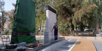 Ο γλύπτης Γιώργος Κικώτης κατά την τοποθέτηση του μνημείου στη Νέα Πέραμο (φωτ.: Facebook / Γιώργος Κικώτης Γλύπτης)