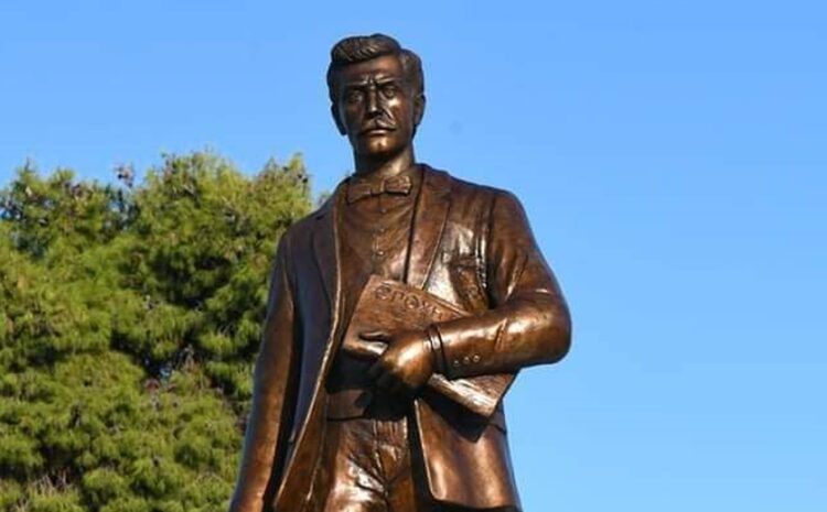 Άγαλμα του Νίκου Καπετανίδη στη Θεσσαλονίκη (φωτ.: Σωματείο Δράσης «Νίκος Καπετανίδης»)
