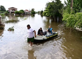 Ο υπουργός Β. Κικίλιας δεν παρέλειψε να ευχαριστήσει τους εθελοντές που βοηθούν στους απεγκλωβισμούς των κατοίκων των πλημμυρισμένων περιοχών (φωτ.: EUROKINISSI/Μιχάλης Καραγιάννης)