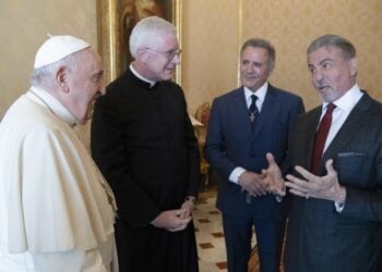 Ο πάπας Φραγκίσκος με τον Σιλβέστερ Σταλόνε που εντυπωσιάστηκε από τις επιδόσεις του ποντίφικα στο... μποξ (φωτ.: ΕΡΑ/Γραφείο Τύπου Βατικανού)