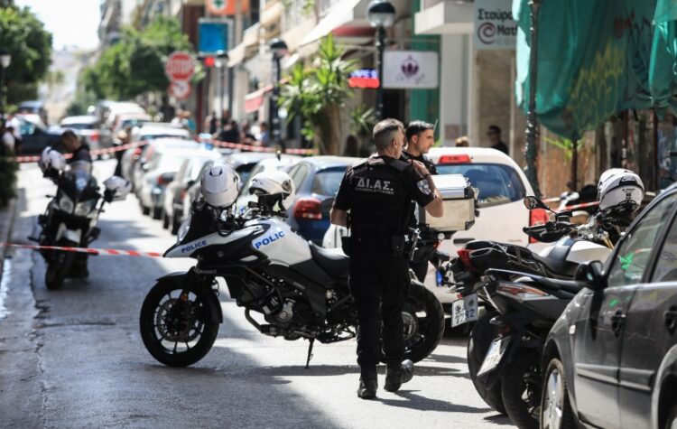 Η αστυνομία απέκλεισε αμέσως το σημείο της δολοφονίας στον Πειραιά (φωτ.: EUROKINISSI/Γιάννης Παναγόπουλος)