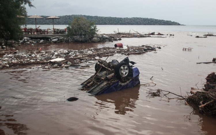 Αυτοκίνητο κατέληξε στη θάλασσα από τη μανία του Daniel στη Μηλίνα του Πηλίου (φωτ.: EUROKINISSI/Θανάσης Καλλιάρας)