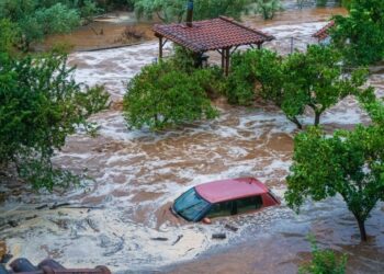 Πλημμύρα στο παραθαλάσσιο χωριό Μηλίνα, στο Πήλιο (φωτ.: EUROKINISSI/Θανάσης Καλλιάρας)