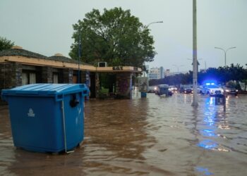Πλημμυρισμένος δρόμος στο Βόλο (φωτ.: ΑΠΕ-ΜΠΕ/Νικόλας Χατζηπολίτης)