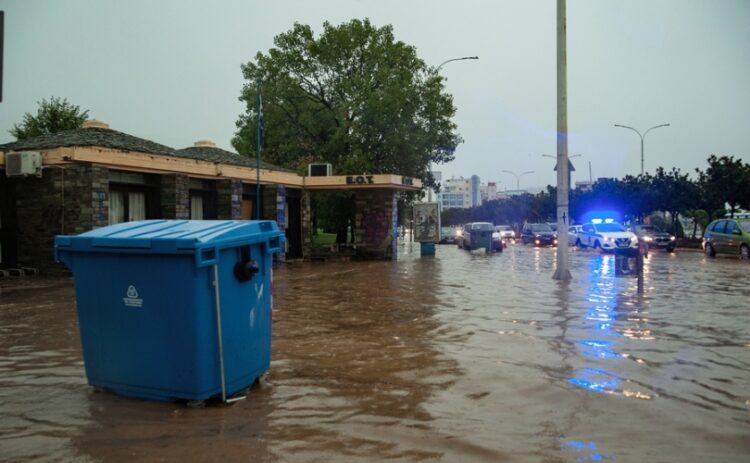 Πλημμυρισμένος δρόμος στο Βόλο (φωτ.: ΑΠΕ-ΜΠΕ/Νικόλας Χατζηπολίτης)