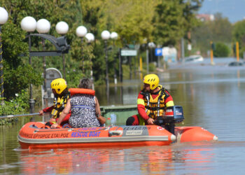 Διασώστες του Ελληνικού Ερυθρού Σταυρού με φουσκωτή βάρκα μεταφέρουν κατοίκους από την πλημμυρισμένη περιοχή Γιάννουλη στη Λάρισα (φωτ.: ΑΠΕ-ΜΠΕ / Αποστόλης Ντόμαλης)