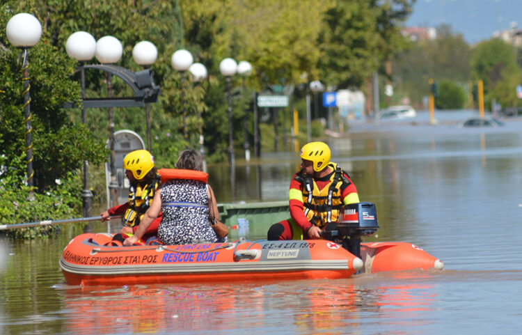 Διασώστες του Ελληνικού Ερυθρού Σταυρού με φουσκωτή βάρκα μεταφέρουν κατοίκους από την πλημμυρισμένη περιοχή Γιάννουλη στη Λάρισα (φωτ.: ΑΠΕ-ΜΠΕ / Αποστόλης Ντόμαλης)