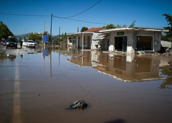 Η μάχη με το νερό και τη λάσπη συνεχίζεται στη Θεσσαλία. Στιγμιότυπο από τη Φαρκαδόνα Τρικάλων (φωτ.: EUROKINISSI / Τατιάνα Μπόλαρη)