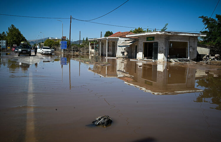 Η μάχη με το νερό και τη λάσπη συνεχίζεται στη Θεσσαλία. Στιγμιότυπο από τη Φαρκαδόνα Τρικάλων (φωτ.: EUROKINISSI / Τατιάνα Μπόλαρη)