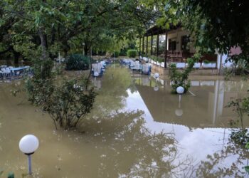 Εξοχικό κέντρο στην περιοχή της Λάρισας είναι πλέον βυθισμένο στο νερό (φωτ.: EUROKINISSI/Λεωνίδας Τζέκας)