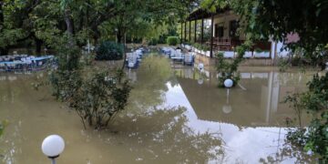 Εξοχικό κέντρο στην περιοχή της Λάρισας είναι πλέον βυθισμένο στο νερό (φωτ.: EUROKINISSI/Λεωνίδας Τζέκας)